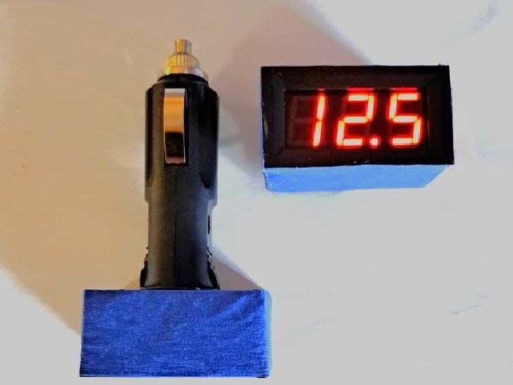 Вольтметр цифровой в прикуриватель 12-24 V (3 знака)  0.56 с предохранителем (длин.ножка,завод.экран)