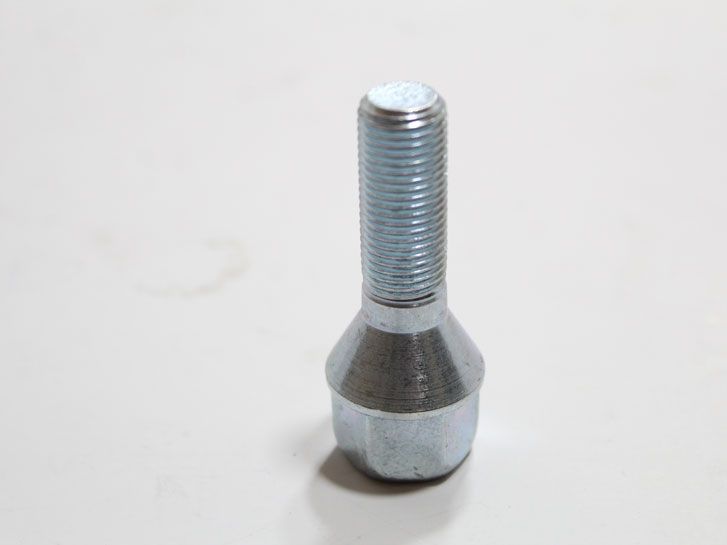 Болт 12х 30 колес ВАЗ 2101-15, Калина, Приора  титан с юбкой, ключ 19 21120-3101040-00 SKADI