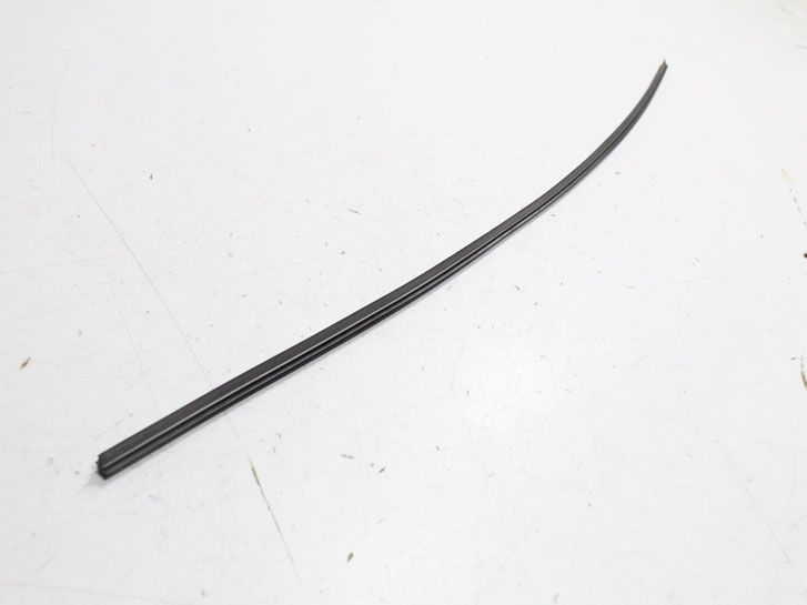 Резинка щеток стеклооч  граф. (600мм) под каркасный дворник без направляющих Alca