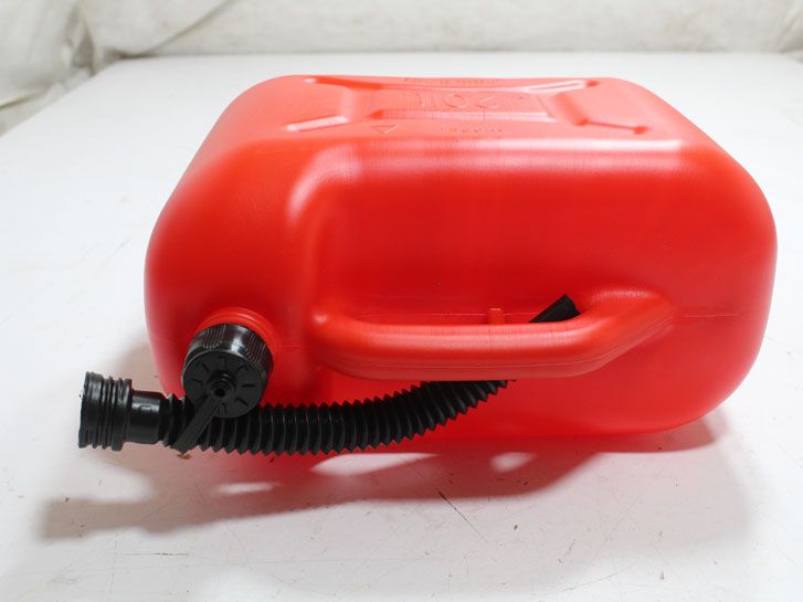 Канистра пластиковая 20л с лейкой HICO